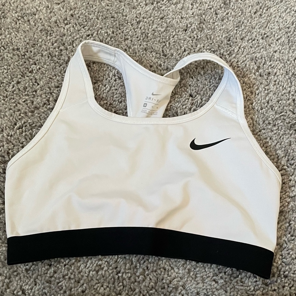 Nike Swoosh medium support sports bra